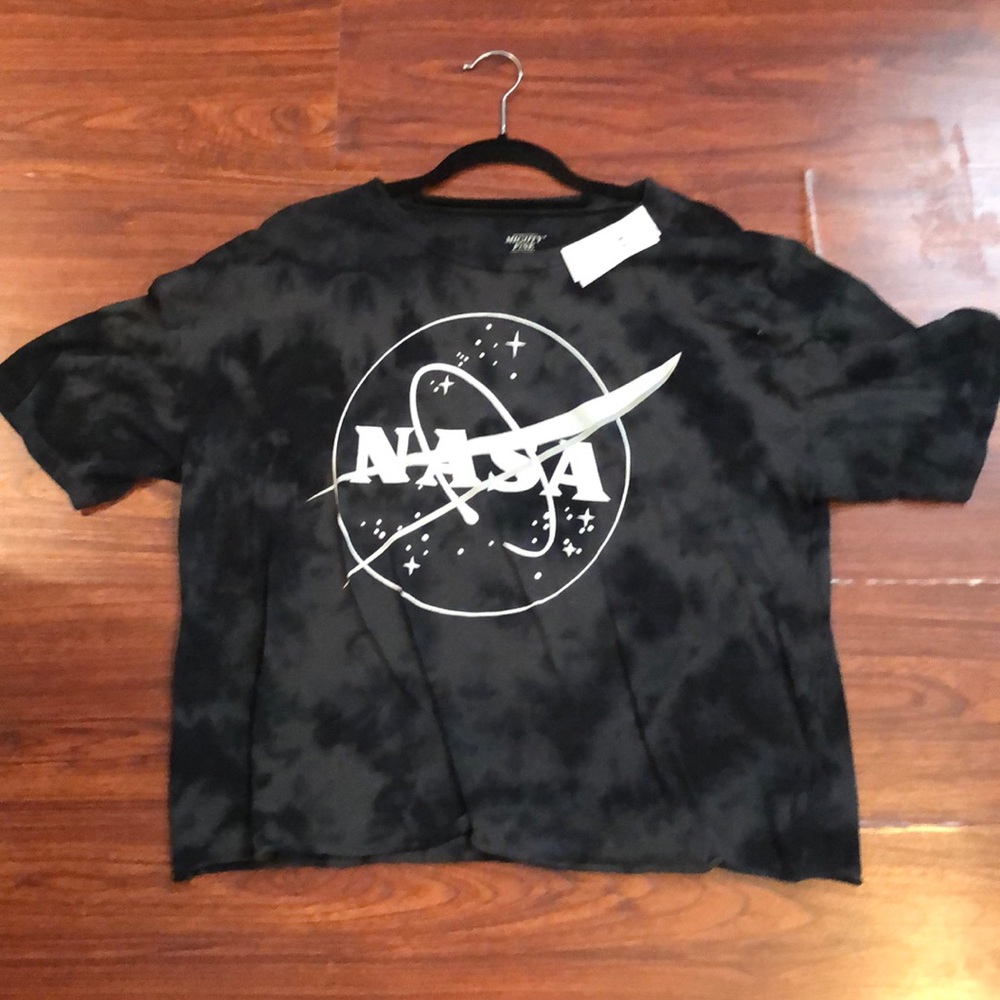NWT AE T-shirt (shorter length)